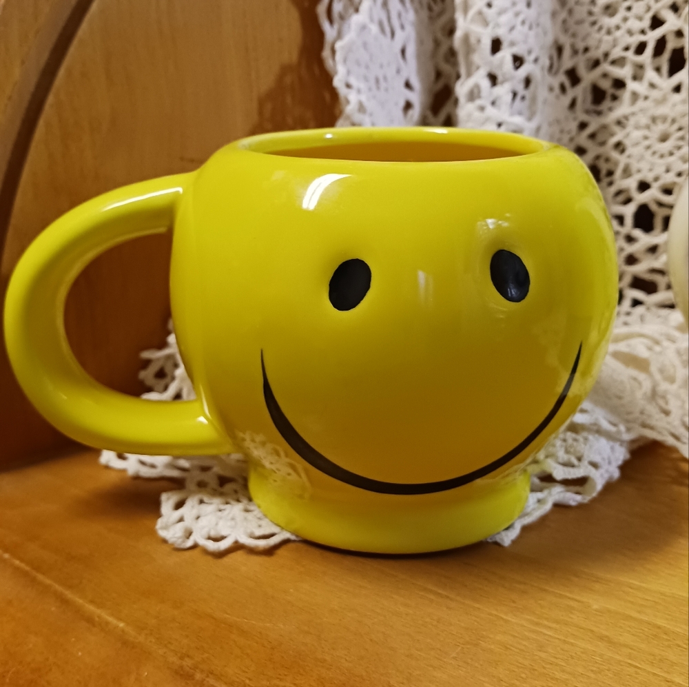 Vtg Smiley Happy Face Mug